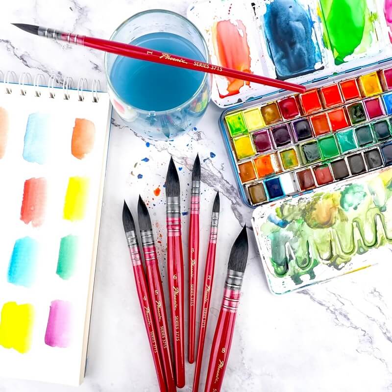 paleta y pinceles de acuarela